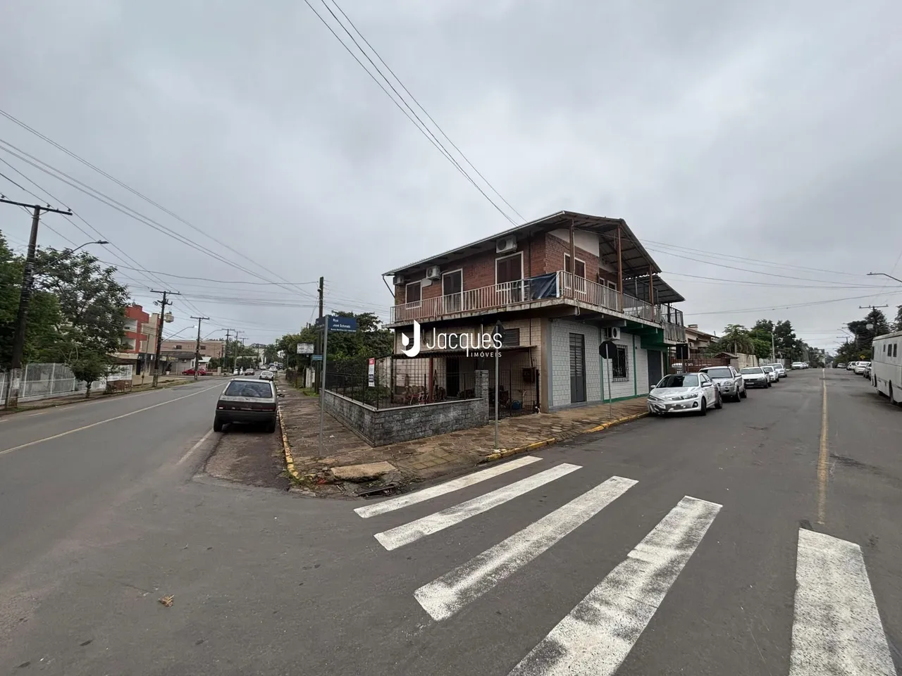 Fachada de uma residência em Lajeado, Brasil, com varanda e frente para a rua.