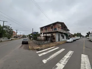 Fachada de uma residência em Lajeado, Brasil, com varanda e frente para a rua.