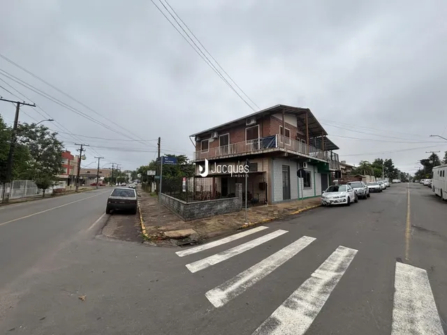 Fachada de uma residência em Lajeado, Brasil, com varanda e frente para a rua.