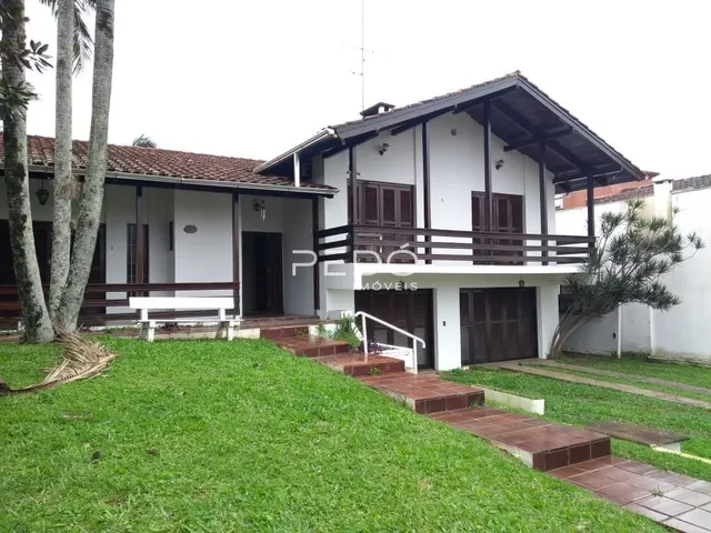 Fachada de uma casa em Lajeado, Brasil, com telhado de telhas e jardim gramado.