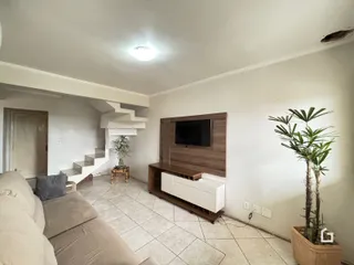 Sala de estar com sofá e lareira em um imóvel.