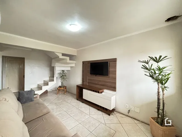 Sala de estar com sofá e lareira em um imóvel.