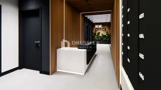 Corredor de um escritório moderno com painéis de madeira e recepção.