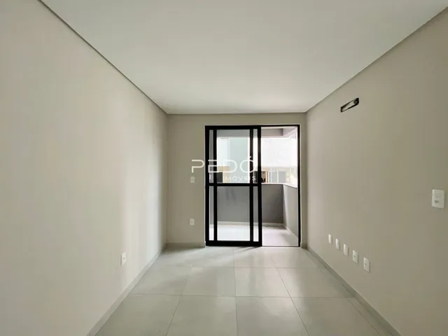 Hall de entrada com piso de cerâmica claro.