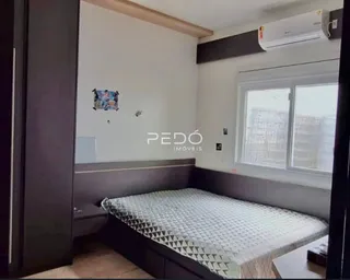 Quarto interno com cama e janela em um imóvel.