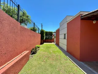 Vista lateral de duas paredes de casas em Lajeado.