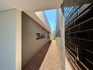 Vista de um corredor externo com piso de cascalho em uma propriedade em Lajeado.
