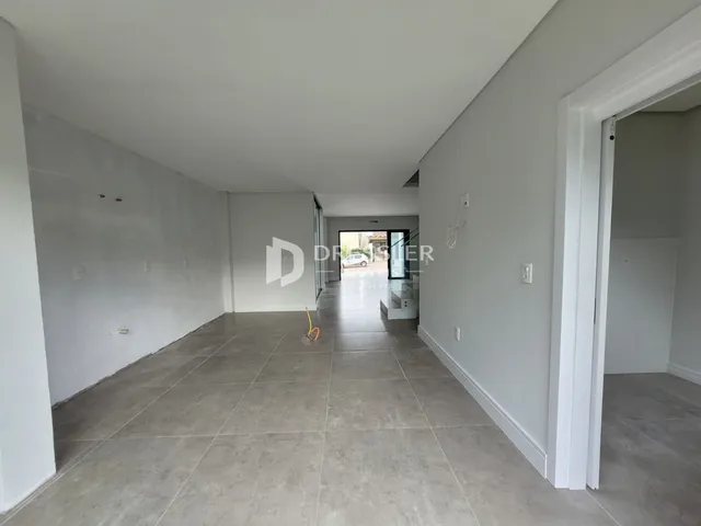 Corredor interno de uma residência com piso de cerâmica.
