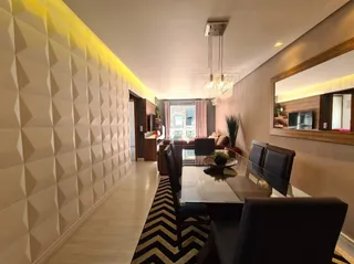 Sala de estar com piso de madeira clara e parede texturizada