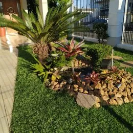 Paisagismo externo com grama e plantas em Lajeado.