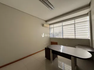 Sala de estar com paredes claras e piso de cerâmica.