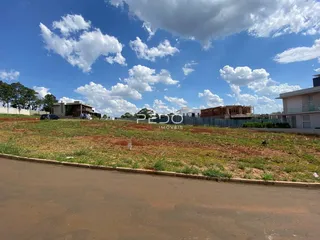 Vista externa de um terreno em Lajeado, Brasil, com área de terra e construções ao fundo.