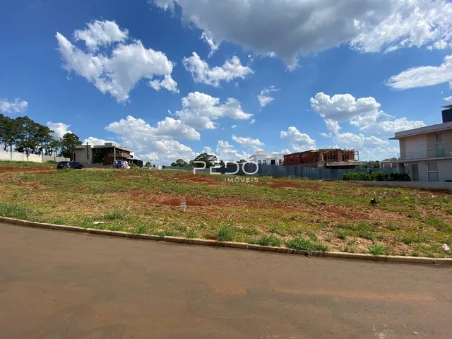 Vista externa de um terreno em Lajeado, Brasil, com área de terra e construções ao fundo.