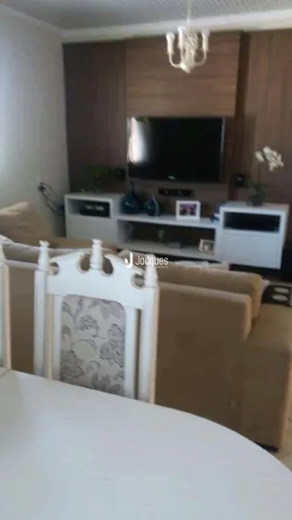 Sala de estar com painéis de madeira e sofá.