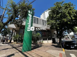 Fachada de um edifício comercial em Lajeado, Brasil, com sinalização verde em primeiro plano.