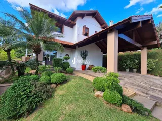 Fachada de uma residência em Lajeado, Brasil, com jardim frontal.