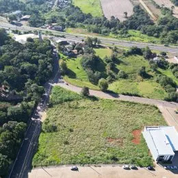 Vista aérea de um terreno com vegetação verde em Lajeado, Brasil.
