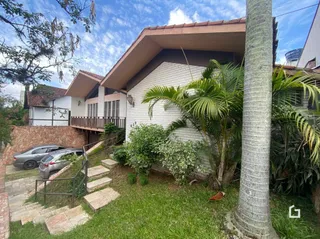 Foto da fachada de uma casa em Lajeado, Brasil, com jardim e área externa.