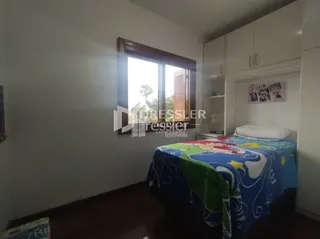 Quarto com janela de grande porte.