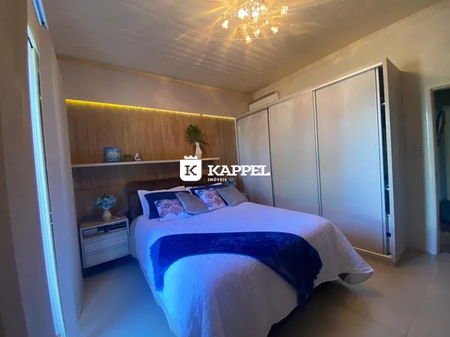 Um quarto com cama e armários brancos em um ambiente bem iluminado.