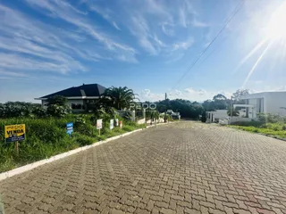 Fachada de uma residência em Lajeado, Brasil, com área pavimentada à frente.