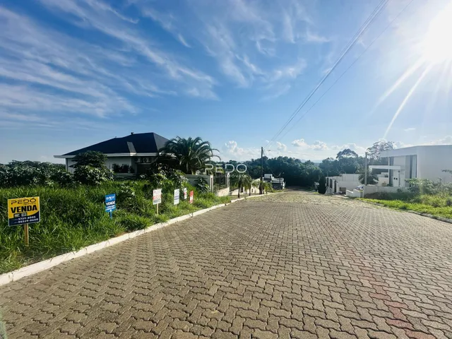 Fachada de uma residência em Lajeado, Brasil, com área pavimentada à frente.