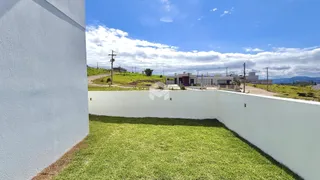 Parede branca e gramado verde delimitam a propriedade em Lajeado.
