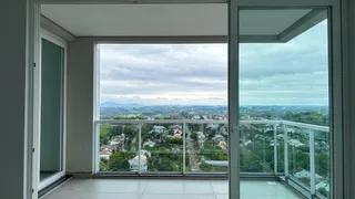 Vista panorâmica da cidade de Lajeado vista de um balcão com grades de vidro.