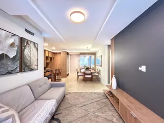 Sala de estar moderna com decoração em tons neutros.