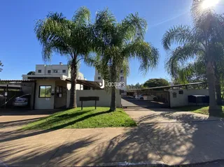 Fachada de uma residência em Lajeado, Brasil com gramado e árvores.