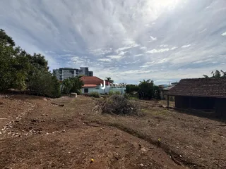 Vista externa de uma propriedade em Lajeado, Brasil, mostrando o terreno e uma residência ao fundo.