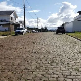 Vista de uma rua pavimentada com pedras no imóvel em Lajeado.