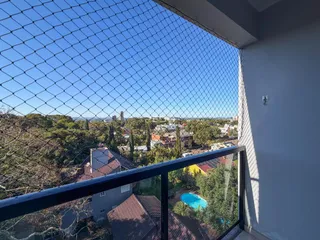 Vista de telhados residenciais e uma piscina em Lajeado.