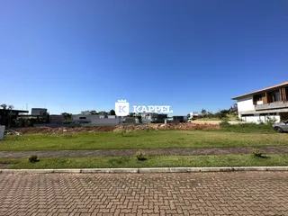 Vista externa de uma residência em Lajeado, Brasil, com área verde e paisagismo.