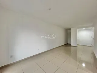 Vista de um corredor interno com paredes brancas e piso de cerâmica.