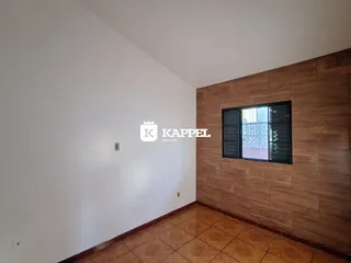 Foto de um corredor com paredes brancas e painéis de madeira marrom.