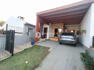 Fachada de uma casa em Lajeado, Brasil, com jardim e cerca.