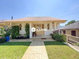 Fachada frontal de uma residência com jardim bem cuidado em Lajeado, Brasil.