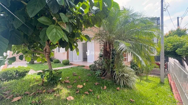 Exterior de uma casa com jardim verde em Lajeado.