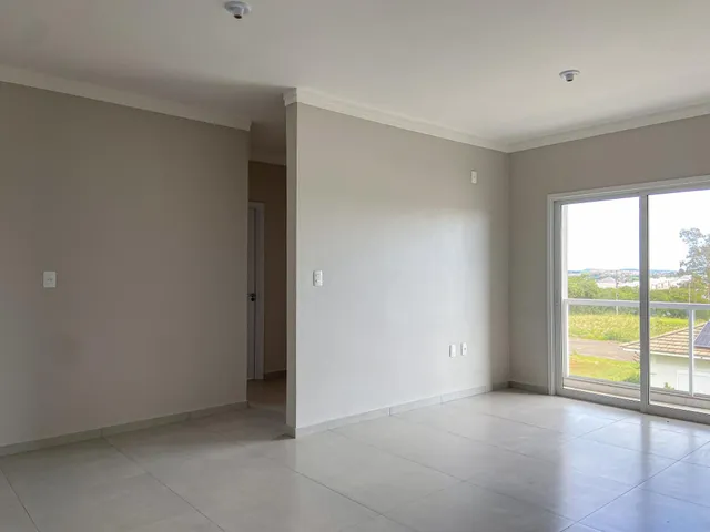 Foto de um ambiente interno com paredes claras e piso de porcelanato.
