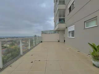 Foto da varanda com piso de cerâmica e vista panorâmica da cidade.