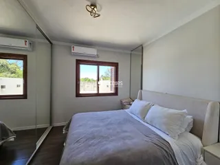 Quarto com cama e janela em um imóvel.