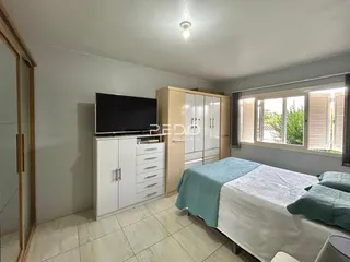 Quarto com cama e armários em um imóvel no Brasil.