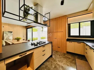 Vista de uma cozinha moderna com ilha e armários em Lajeado, Brasil.