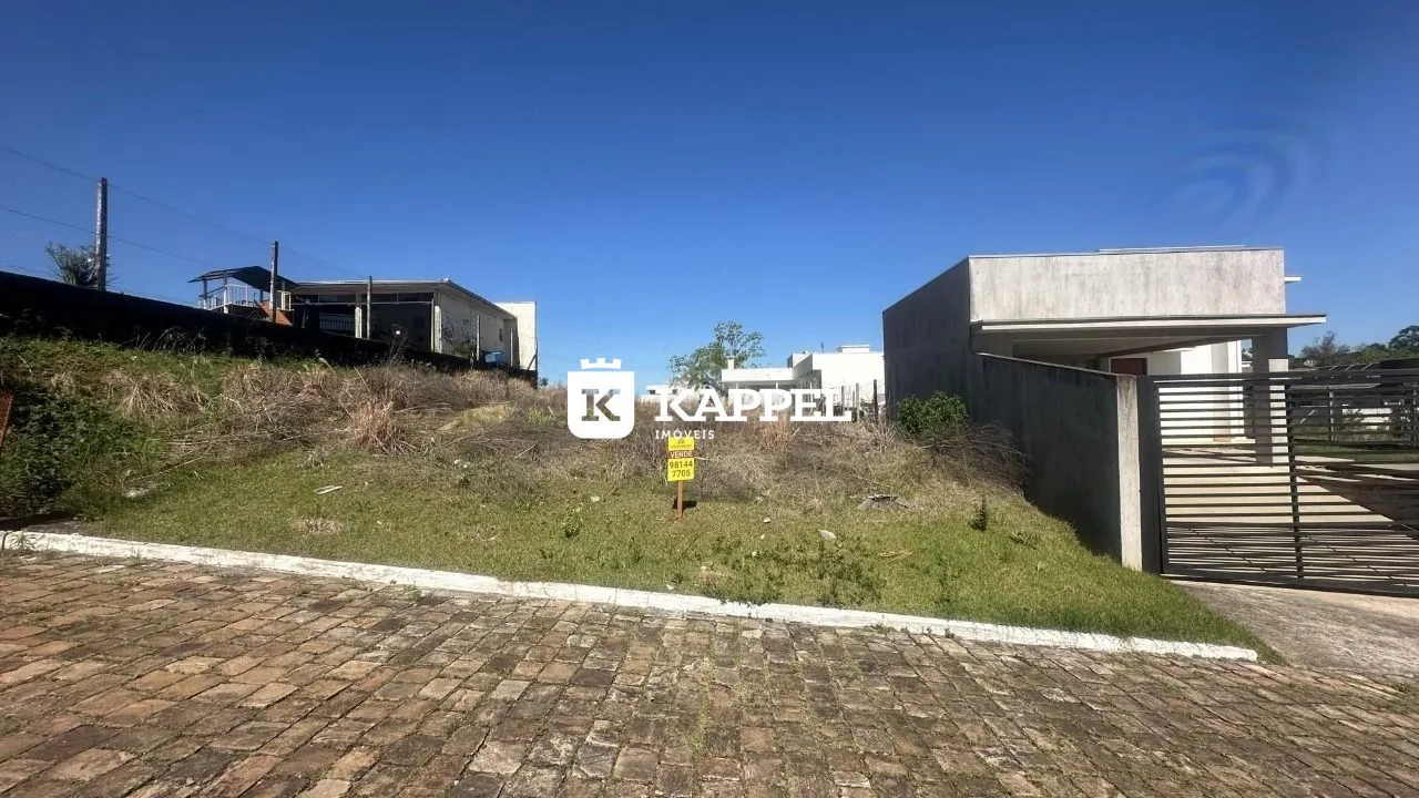 Vista externa de uma residência em Lajeado, Brasil, com terreno inclinado.