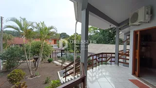 Vista de uma varanda coberta com grade de madeira em Lajeado, Brasil.