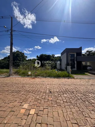 Vista da fachada de uma propriedade com piso de tijolos no exterior.