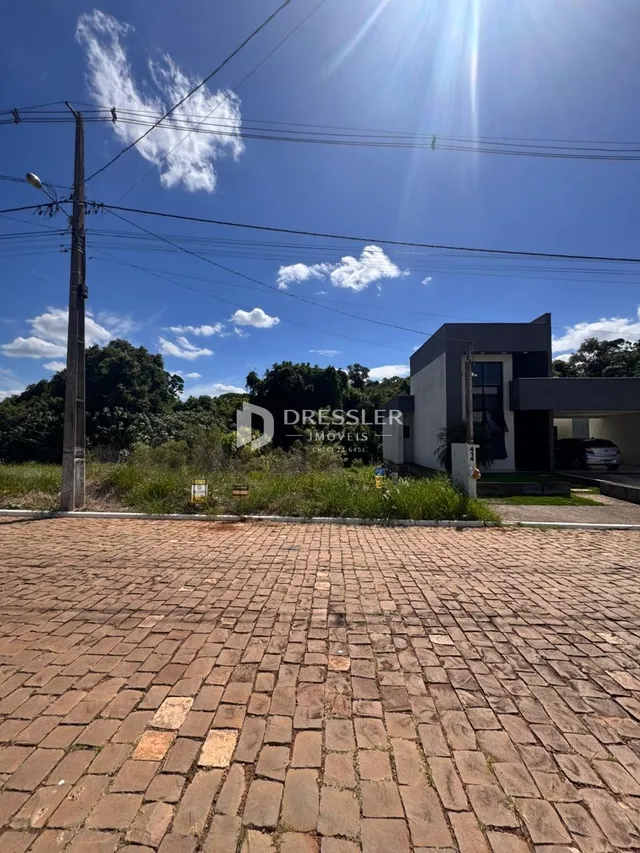 Vista da fachada de uma propriedade com piso de tijolos no exterior.