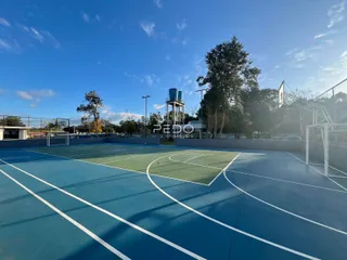 Vista aérea de uma quadra esportiva externa em uma propriedade.