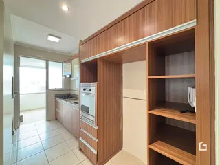 Vista de um corredor com área de cozinha em um imóvel no Brasil.